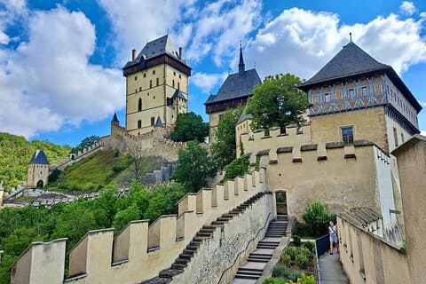 Tour privado do Castelo de Karlštejn com ingresso incluído