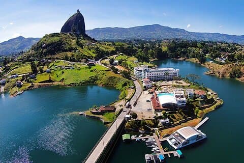 Intera giornata a Guatape con colazione, pranzo e giro in barca
