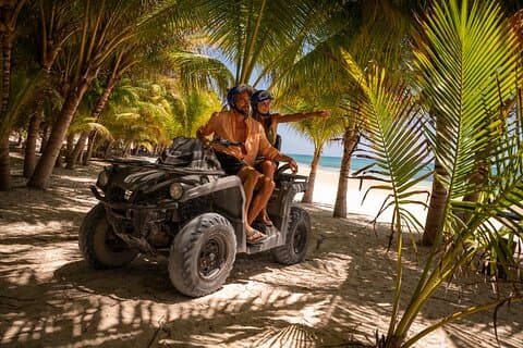 ATV ou lancha ou corredor de ondas com clube de praia na Riviera Maya
