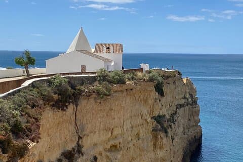 Private sunsets in Carvoeiro: nature, table of colds and wine