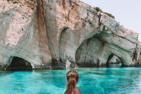 Zakynthos Small Group Sunset Cruise til de blå hulene med vin