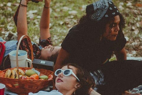 Griechisch inspiriertes Picknick mit den Mädchen