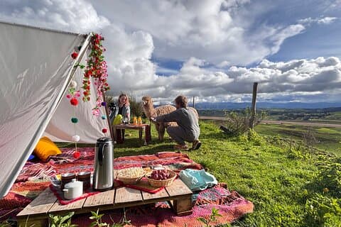 Picknick und Pukara Stier Malerei im Heiligen Tal, Cusco, Peru