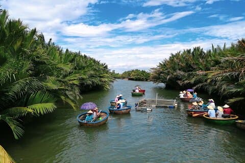 Hoi An: Clase de cocina, visita al mercado y paseo en barco con cestas por el bosque de cocoteros