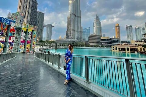 Blick auf den Sonnenuntergang vom Burj Khalifa in Dubai mit Springbrunnen-Show