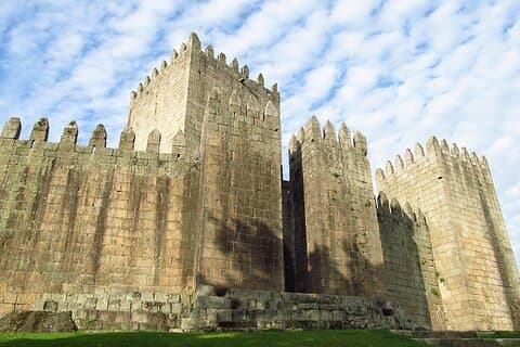 Guimarães Medieval Quest: Quebrar a Maldição e Salvar a Cidade