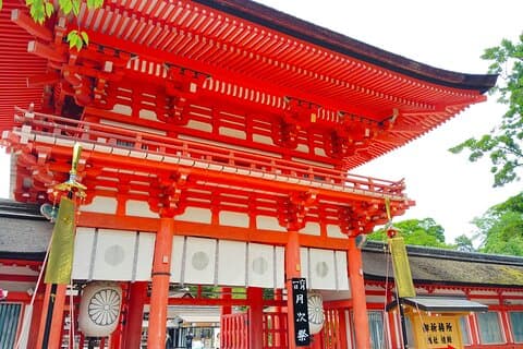 京都: 下鴨の聖なる森で歴史を歩く