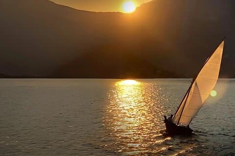 Alghero: tour in barca a vela al tramonto con aperitivo