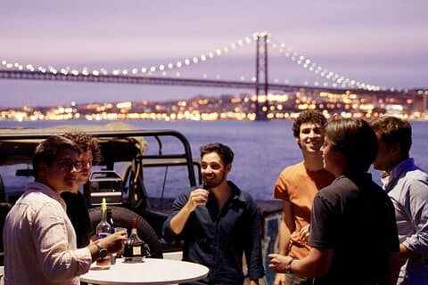 VISITE NOCTURNE À LISBONNE en Jeep Vintage avec dégustations de mets et boissons