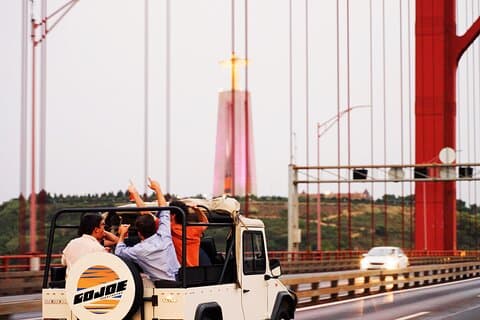 LISBOA SOLNEDGANG TIL NATT i Vintage Jeep med MAT OG DRIKKE