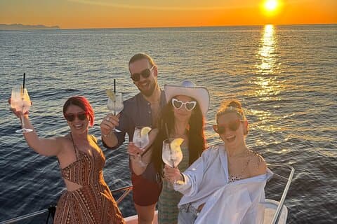 Excursión en catamarán al atardecer: Aperitivo en un barco en Palermo