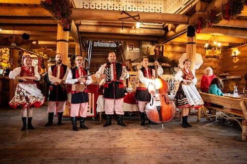 Utflukt til restaurant med nasjonal mat og show program