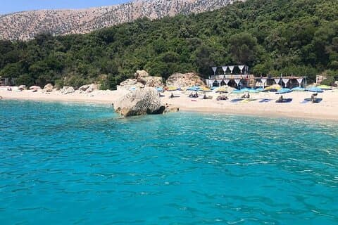 Sarande : Excursion en bateau à Kroreza avec plongée et parasols