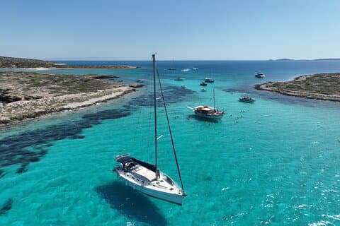 5 uur Blue Lagoon start 1530 - klifspringen in TRIPITI