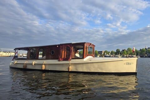 Tour de barco privado em Amsterdã com bebida de boas-vindas