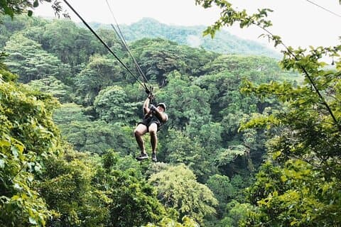 Aventura de quadriciclo e tirolesa pelas montanhas de Tamarindo