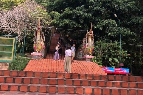 Hotell i nærheten av Wat Phra That Doi Suthep Tour