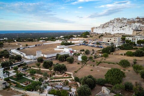 Componga su plato en un jardín mágico en el centro de Ostuni