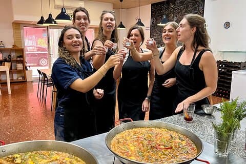 パエリア料理教室：サングリアワークショップ、タパス＆ワイン–夕方