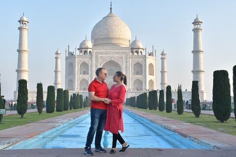 Tour privado de día completo al Taj Mahal en tren ultrarrápido desde Delhi