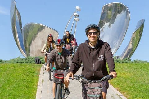 地元のホストと一緒にブエノスアイレスを巡るプライベートな一日自転車ツアー