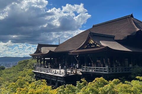 Visite privée personnalisée de Kiyomizu et Yasaka – par de jeunes guides locaux