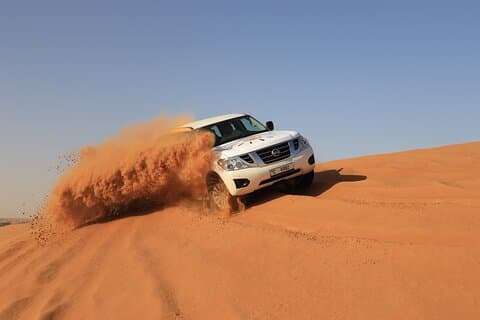 Dubai Desert Safari med grill, Camel Ride, Sandbræt, Live shows