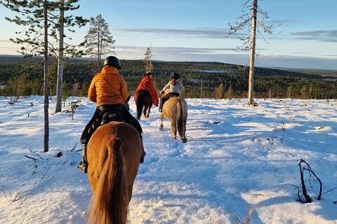 Reiten zum verschneiten Hügel