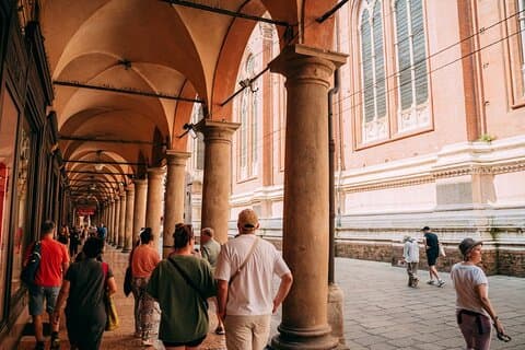 Bologna Small Group Walking Tour med Archiginnasio