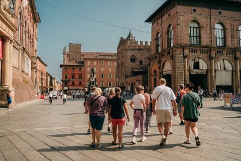 Bologna-Rundgang mit Blick auf den Turmhimmel und Archiginnasio