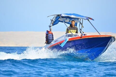 Privat motorbåt till Dolphin House med skärmsegling – Hurghada