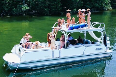 Ponton de fête avec toboggan à deux étages de 30 pieds sur Percy Priest - 16 max