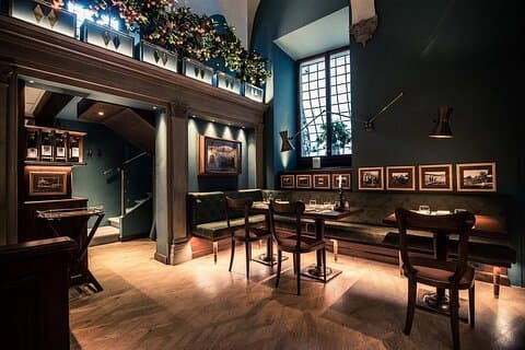 Weinprobe in einem historischen Florentiner Palast