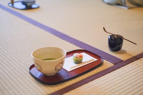 Upplev teceremoni på ett traditionellt japanskt värdshus
