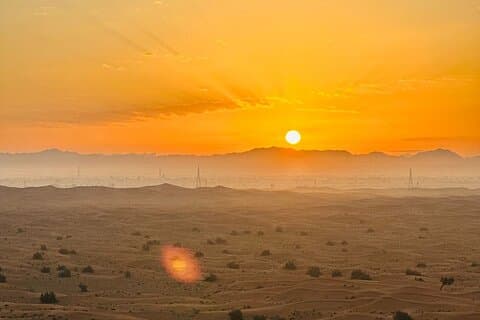 Vista sul deserto all'alba con ATV Quad Biking e Camel Riding