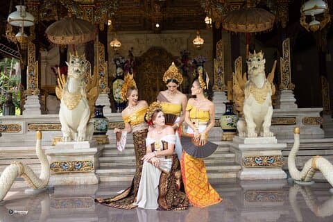Professionele fotoshoot in traditionele outfit op Bali