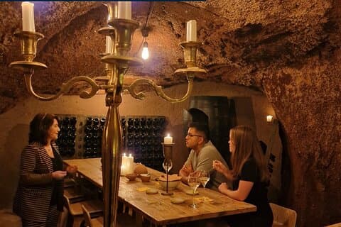 Rom: Mad og vinsmagning i levende lys i den antikke romerske kælder