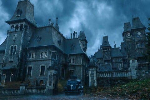 Viaje de cuento de hadas en el castillo de Drácula Bran y Nevermore Academy