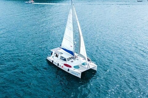 Phuket: Tour in catamarano di Eolo alle Isole Corallo e Racha + pranzo