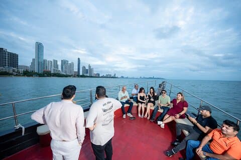 Island Vibes & Ocean Breeze: レッドドラゴンによるコーラルアイランドツアー