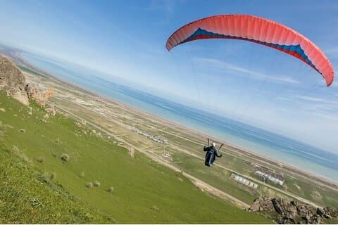 Paragliding in Azerbeidzjan een vlieg over de berg Beshbarmag