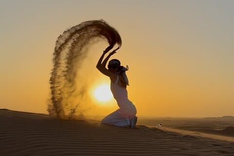 Lahbab Sunset Safari – Camel Ride, Dune Bashing, BBQ e shows ao vivo