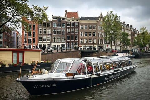 Crucero clásico por el Canal de Ámsterdam con guía en directo y dos bebidas