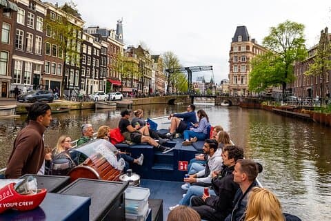 Crociera sui canali di Amsterdam con guida dal vivo e bevande illimitate