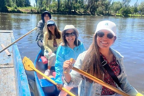 Xochimilco bei Sonnenaufgang mit dem Kanu oder Kajak und Bio-Frühstück