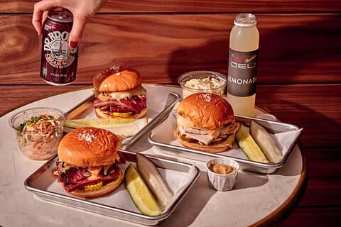 Klassisches NYC Deli Dinner im Herzen des Times Square