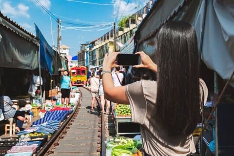 Visite de groupe du marché flottant et ferroviaire de Bangkok