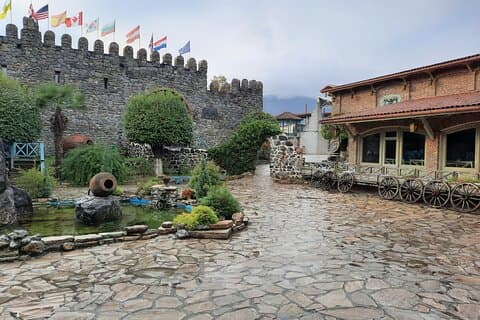 Tour del vino de Kakheti Experiencia Kindzmarauli Qvevri y almuerzo