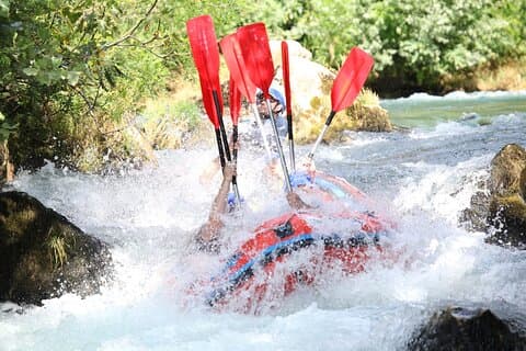 Aventura de rafting do rio Cetina com guias especializados