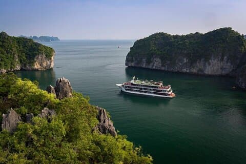 Descubra Lan Ha Bay & Viet Hai Village com cruzeiros de 5 estrelas